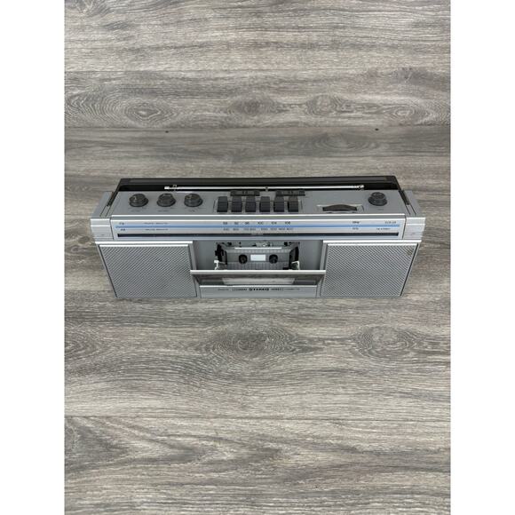 Vintage Radio Shack/Realistic SCR-28 Cassette/AM/FM Boom Box - Picture 4 of 9